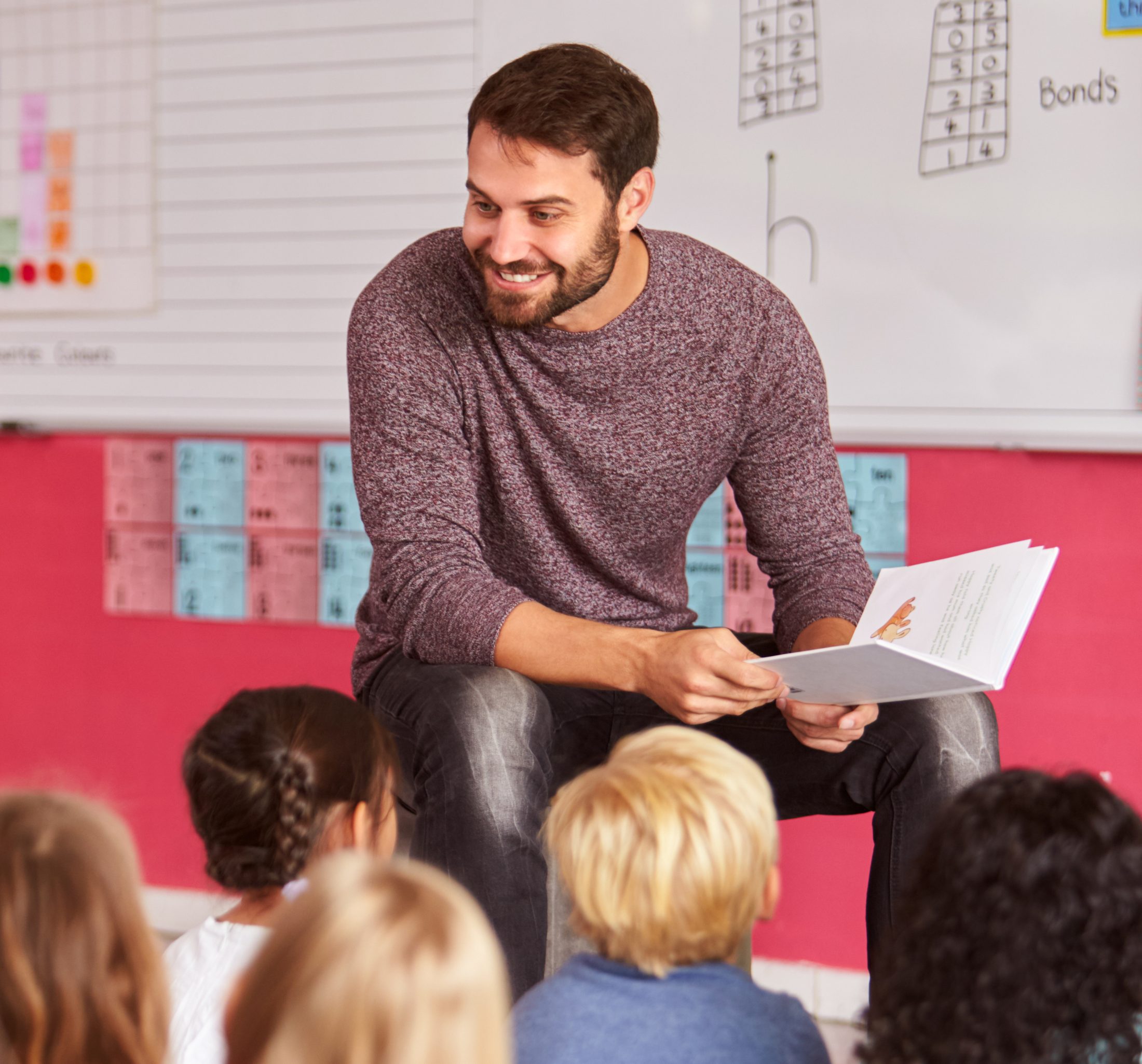 Leraar leest voor aan kinderen